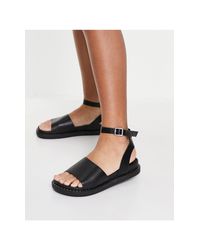 Sandalias negras planas con suela gruesa y tira tobillera Glamorous de  color Negro | Lyst