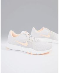 nike training flex trainers in grey with peach swoosh