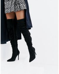 Botas negras por encima de la rodilla holgadas con tacn de aguja de  PrettyLittleThing de Ante de color Negro | Lyst
