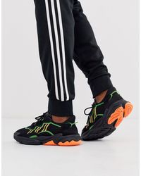 Ozweego - Sneakers nere con righe fluoadidas Originals in Pelle da ...