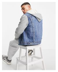 Giacca trucker di jeans ibrida con cappuccio e maniche felpati grigiLevi's  in Denim da Uomo colore Grigio | Lyst