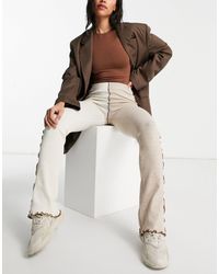 Pantaloni a zampa con cuciture beige di Bershka in Neutro | Lyst