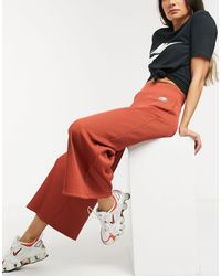 Joggers a vita alta a coste color ruggine con fondo ampio di Nike in  Arancione | Lyst