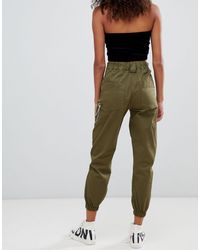 Pantaloni cargo con catenaBershka in Denim di colore Verde | Lyst