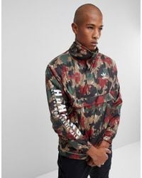 Cortavientos con estampado de camuflaje CY7871 Hu Hiking de x Pharrell  Williams adidas Originals de hombre de color Rojo - Lyst