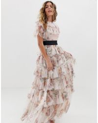 Vestito lungo rosa quarzo a fiori con balze e fascia in vita a  contrastoNeedle \u0026 Thread in Satin di colore Rosa | Lyst