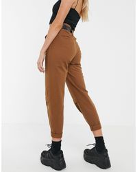 Pantaloni marroni con cintura di Bershka in Marrone | Lyst