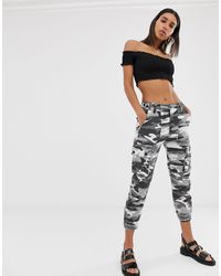 Pantaloni cargo multitasche mimetici grigiBershka in Denim di colore Grigio  | Lyst