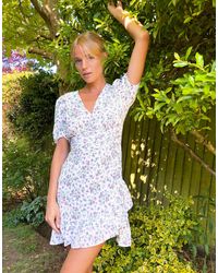 Vestito corto lilla a fiori con volant di Stradivarius in Viola | Lyst