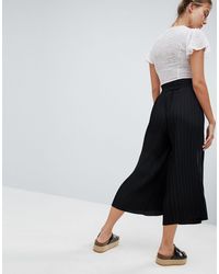 Pantalones capri con plisado marcado en negro Bershka de Denim de color  Negro | Lyst