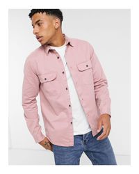 sobre camisa rosa hombre