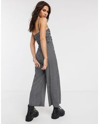 Tuta jumpsuit a quadretti monocromatici con arricciatura frontale e  spalline sottili di Bershka | Lyst