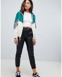 Pantaloni in pelle sintetica con bottoni sul davantiBershka in Denim di  colore Nero | Lyst