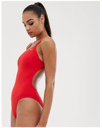 Nike Nike – er Badeanzug mit Zierausschnitt in Rot - Lyst