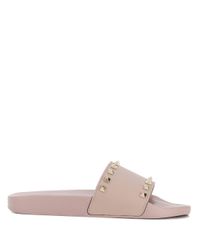 Valentino Rubber Rockstud Slippers in het Roze - Lyst