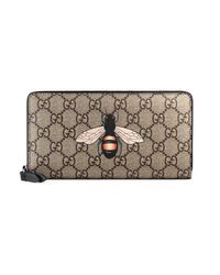 Cartera gg supreme con cremallera y estampado de abeja Gucci de Lona de  color Neutro para hombre | Lyst