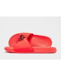 Claquettes Sportswear Benassi Text Homme Nike pour homme en coloris Rouge -  Lyst