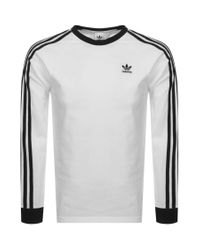 a white t shirt