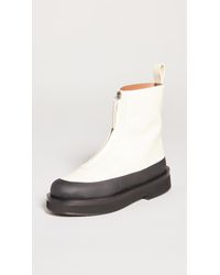 neous white boots