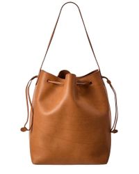 【THE ROW】 ベルヴェデーレ グリーン レザー バケットバッグ Belvedere leather bucket bag in green - The Row | Mytheresa