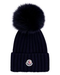 BERRETTO CON POMPONMoncler in Pelliccia di colore Blu | Lyst