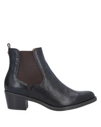 unisa chelsea boots
