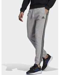 adidas Essentials Fleece Tapered Cuff 3-Streifen Hose in Grau für Herren |  Lyst AT