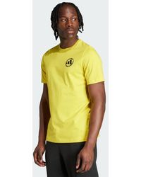 adidas - T-Shirt Grafica Con Adesivi Sul Calcio - Lyst