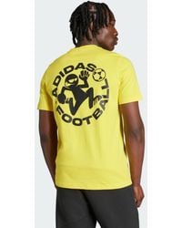 adidas - T-Shirt Grafica Con Adesivi Sul Calcio - Lyst
