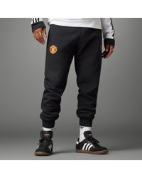adidas - Pantaloni Essentials Trefoil Manchester United FC - Lyst