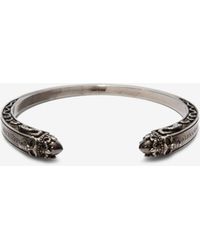 Alexander McQueen Twin Skull Engraved Bracelet - Metallic