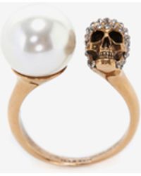 McQueen - Pearl-Like Skull Ring - Lyst