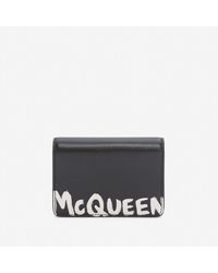 Alexander McQueen Visitenkartenetui mit McQueen-Logo als Graffiti - Schwarz