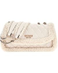 Guess - Borsa imbottita a tracolla con catena - Lyst