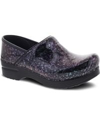 dansko scribble print clogs