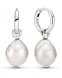 PANDORA - Orecchini a cerchio in argento Sterling con perla bianca barocca coltivata d'acqua dolce - Lyst