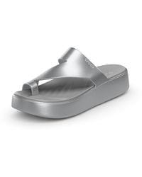 Crocs™ - Sandali da donna Getaway Toe Loop con plateau - Lyst
