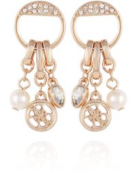 Guess - Orecchini pendenti con logo a grappolo con perle e pietre - Lyst