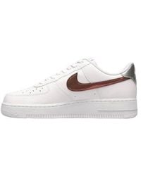 Nike air force 1 sneakers best sale with navy swoosh and gum sole