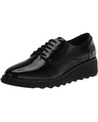 clarks women's lace up shoes black