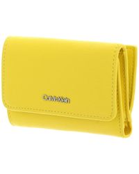 Calvin Klein - CK Must Trifold SM Mono Wallet Magnetic Yellow - Lyst