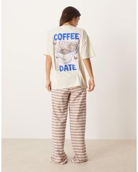 ASOS - Pyjamaset Van Oversized T-Shirt Met Grafische Meisjesachtige Koffieprint En Broek Met Wijde Pijpen - Lyst