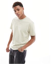 Calvin Klein - Camiseta color crema cómoda con logo hero - Lyst