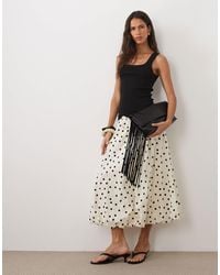Vila - Jupe midi à ourlet ballon imprimé pois blanc et - Lyst
