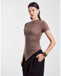 ASOS - T-Shirt Color Cioccolato Con Arricciatura Laterale E Orlo Asimmetrico - Lyst