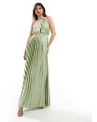 TFNC London - L'invitée - robe plissée longue en satin avec dos nu et jupe longue - vert fauve - Lyst