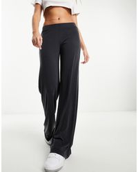 Monki - Superzachte Jersey Broek Met Wijde Pijpen En Lage Taille - Lyst