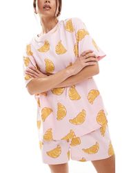 ASOS - Set pigiama oversize con stampa di croissant con pantaloncini e t-shirt - Lyst