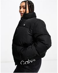 Calvin Klein - Plus - doudoune courte à ourlet griffé - noir - Lyst