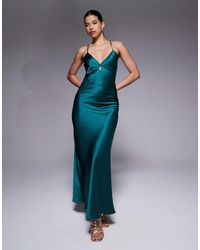 Aria Cove - Robe longue en satin avec fente goutte d'eau et dos ou à lanières fines - émeraude - Lyst